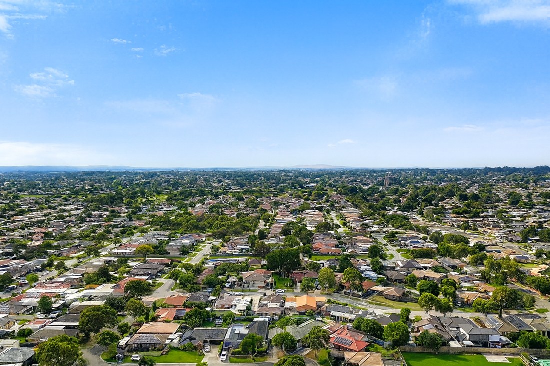 Cranbourne West, VIC, Residential houses and streets in suburban area