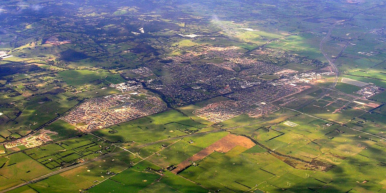 Pakenham, VIC, Farms and dense suburbs surrounding Cardinia Reservoir