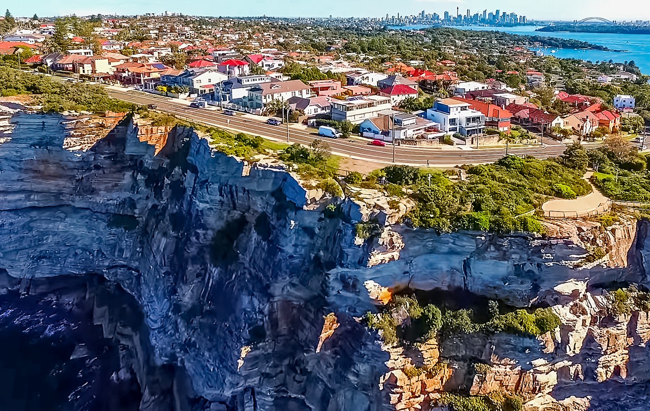Vaucluse, NSW, Coastal road atop dramatic sandstone cliffs